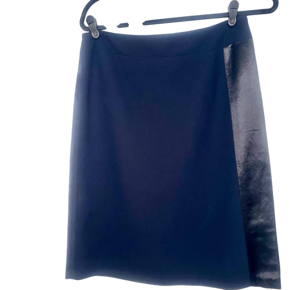 Gap Navy Blue Satin trimmed skirt Size 8. NWT